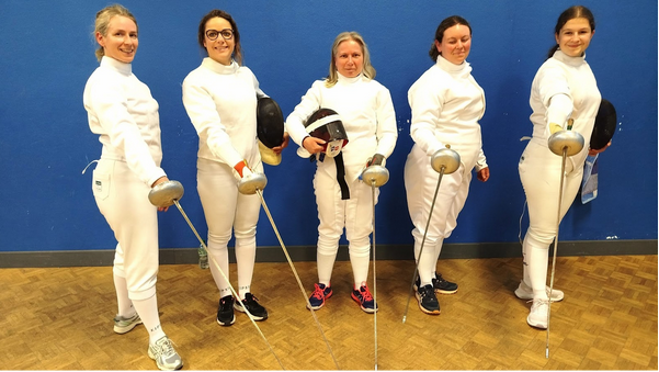 Groupe d'escrimeuses posant