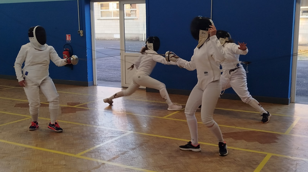 Assaut entre deux escrimeuses